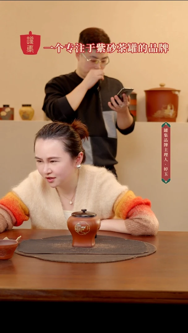 紫砂茶叶罐超****?木盖朱泥泥绘清宫图筋纹混方罐+一把壶