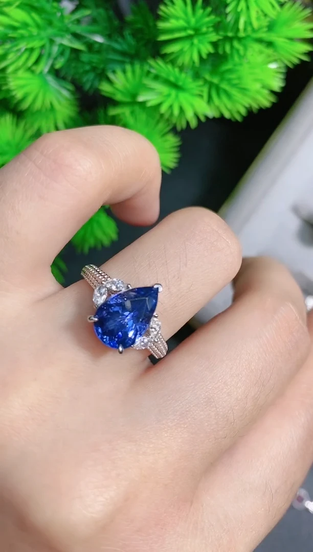 18K金镶嵌18K金戒指坦桑石.