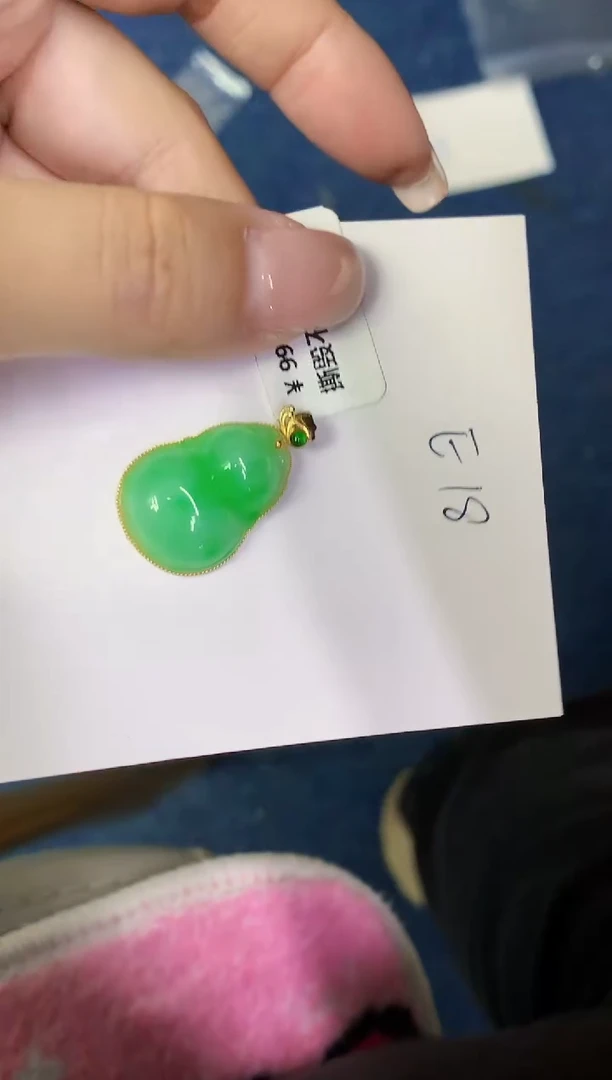 翡翠18K金镶嵌颈饰缅甸天然翡翠A货