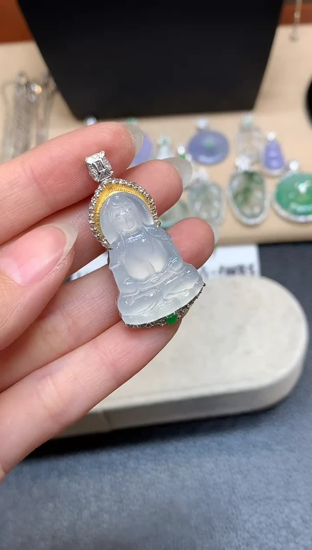 颈饰18K金镶嵌翡翠观音【无服务费