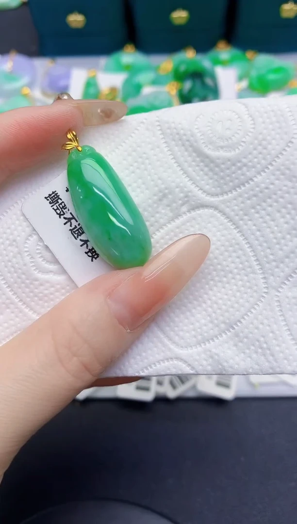 颈饰18K金镶嵌翡翠缅甸天然翡翠A货