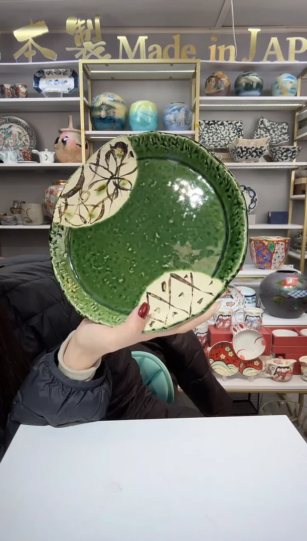 瓷织部间取花不规则边圆形平盘21cm