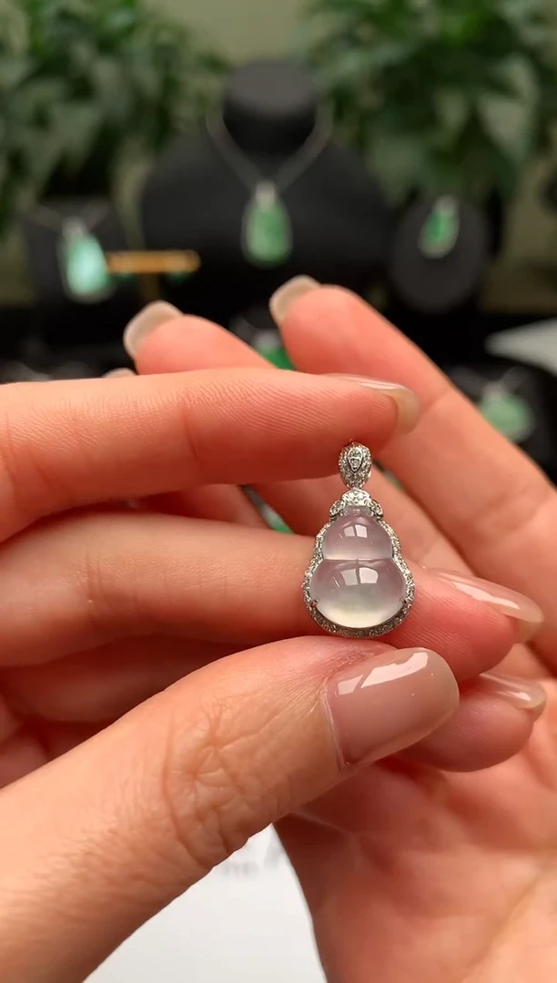 颈饰18K金镶嵌翡翠葫芦