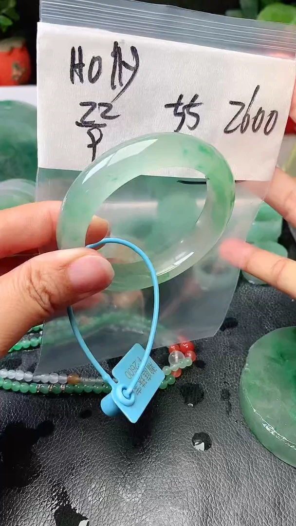 定制石英质玉（非洲翠）H***y手镯