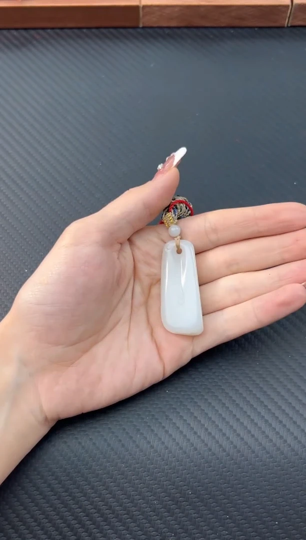 【闪购商品】和田玉吊坠(赠链)未镶嵌且末微色差米达吊坠