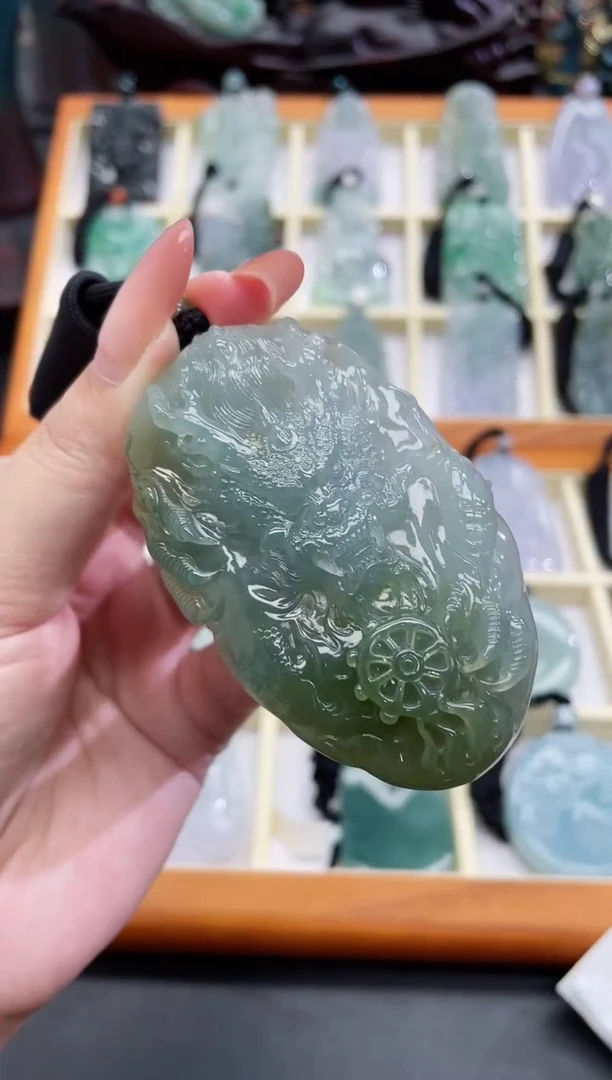 翡翠未镶嵌颈饰龙牌