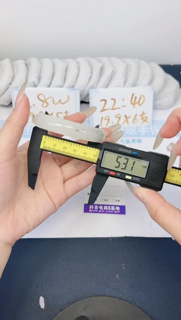 【闪购商品】石英质玉手镯合金265-