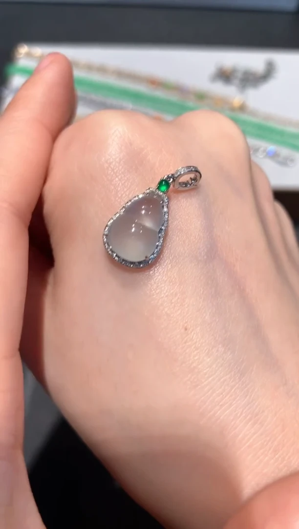 【闪购商品】翡翠吊坠(不含链)18K金镶嵌A72-2400