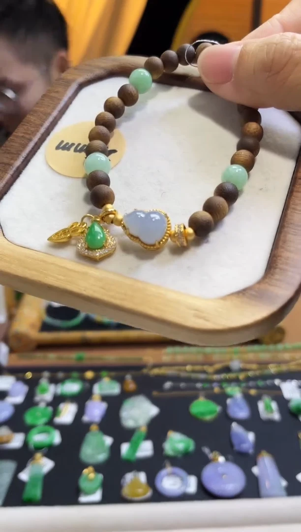 颈饰未镶嵌翡翠手串