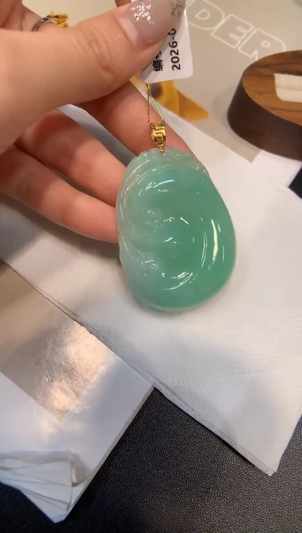 颈饰18K金镶嵌翡翠如意