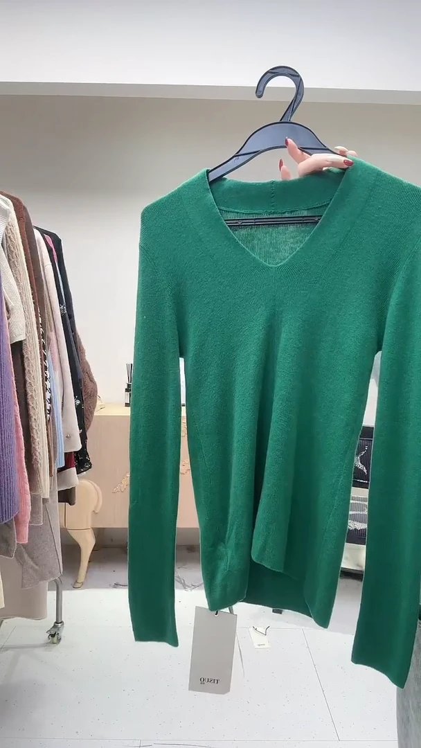 翠绿色V领修身羊毛衫