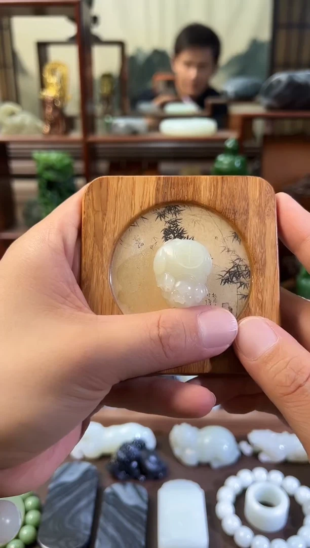 和田玉未镶嵌颈饰河里