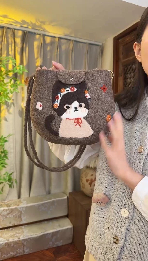 羊毛非遗羊毛毡包 单肩中圆包花环猫咪