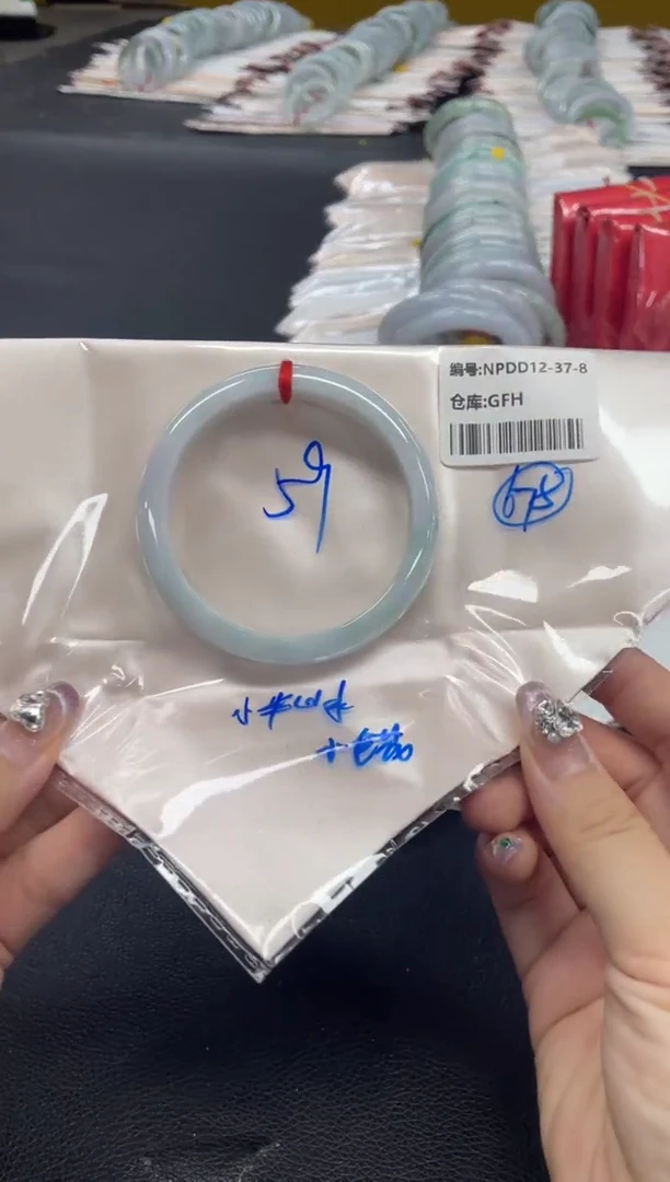 翡翠手镯未镶嵌翡翠手镯