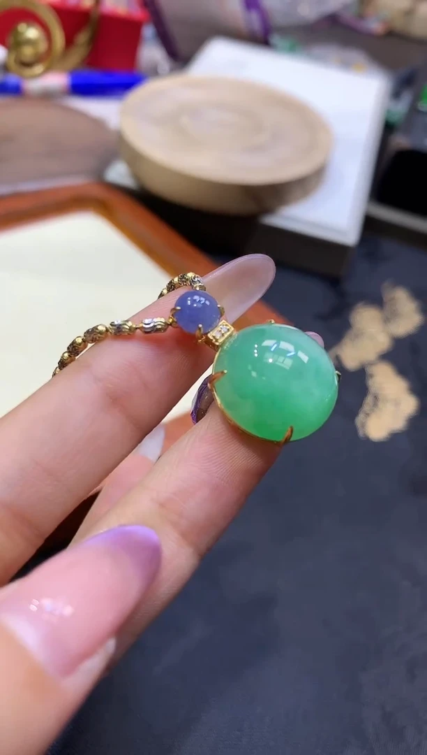 18K金镶嵌挂件翡翠蛋面不含链