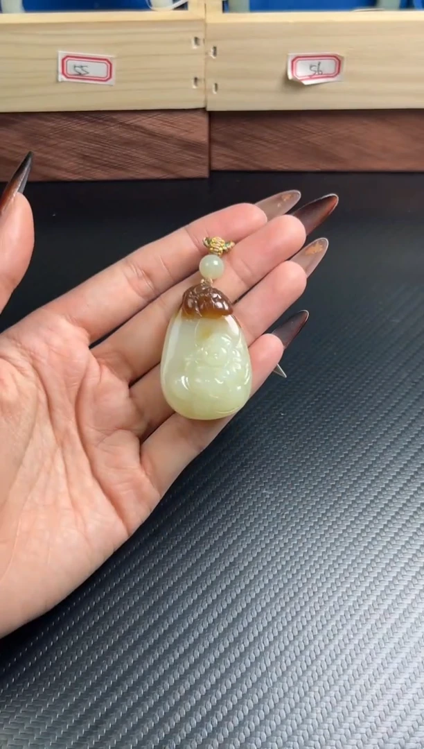 吊坠(赠链)未镶嵌和田玉若羌微色差吊坠