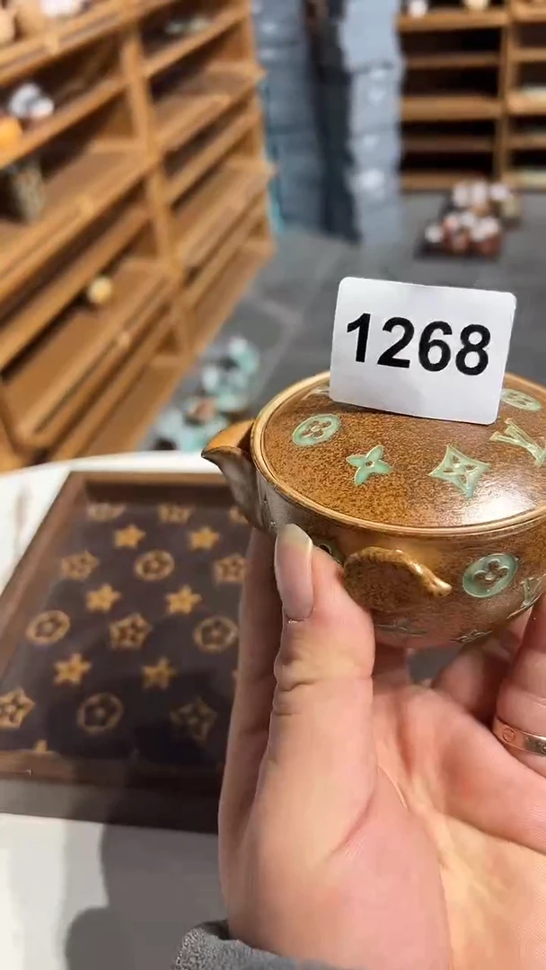 龙泉窑老花手抓宝瓶微瑕1268