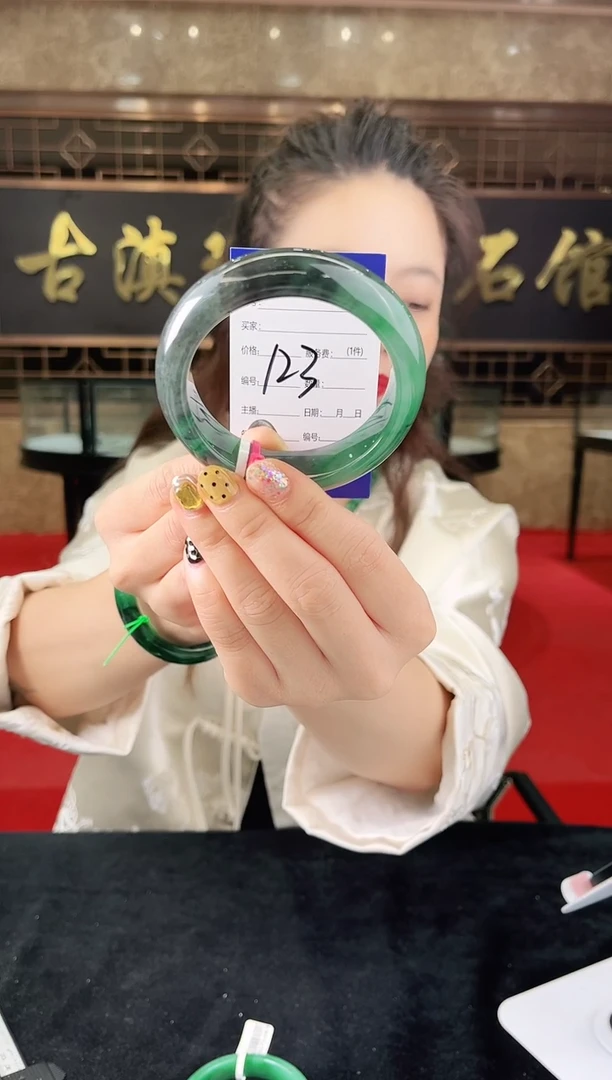 未镶嵌手镯石英质玉（非洲翠）微瑕，一经发货，运费不退介意勿拍