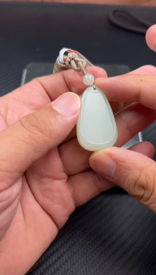 和田玉未镶嵌吊坠(赠链)且末微色差迪克兰一细