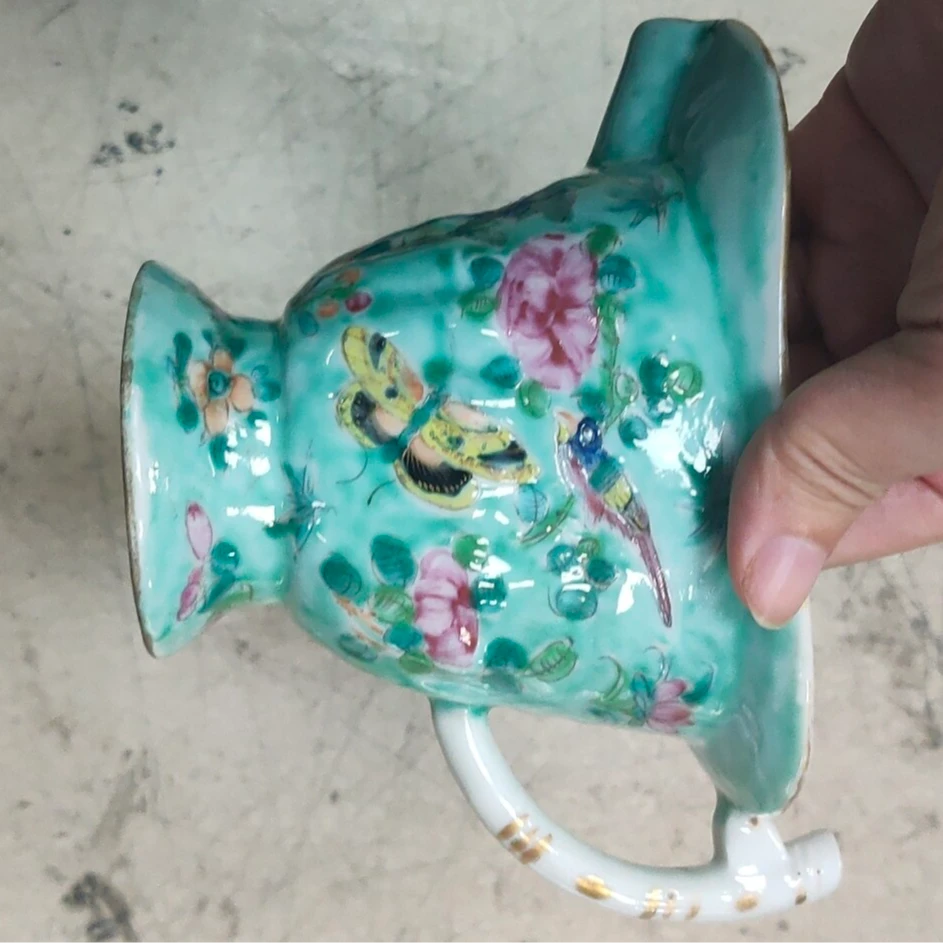 M25GA001856 - 清光绪绿地粉彩蝶恋花纹爵杯