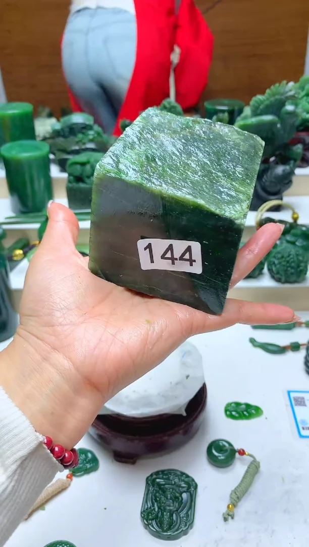 未镶嵌和田玉摆件2