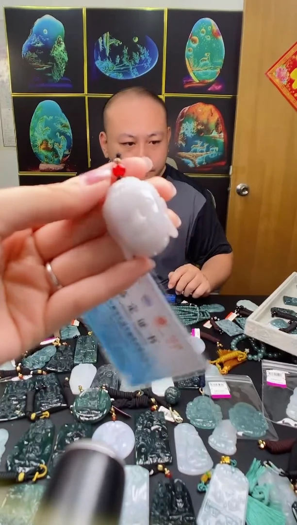 翡翠未镶嵌颈饰多样性发其一