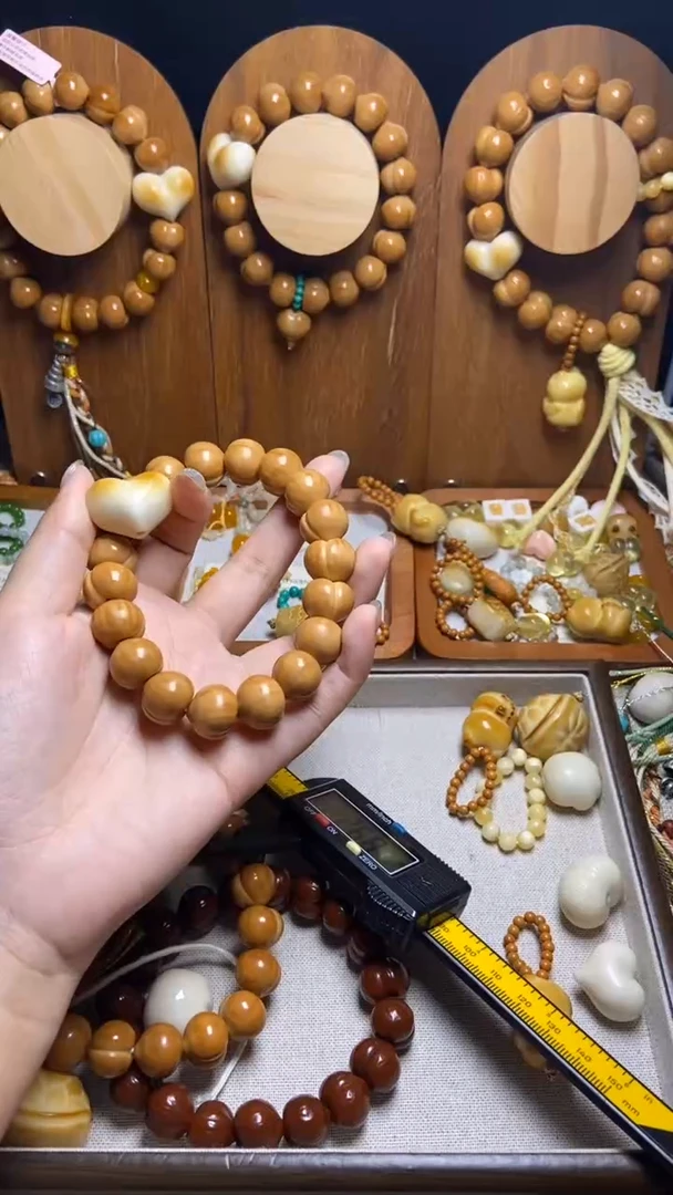 手串猴头核桃苏****_全品纯手工爱心黄跑环悟道猫吊坠奶油风手持