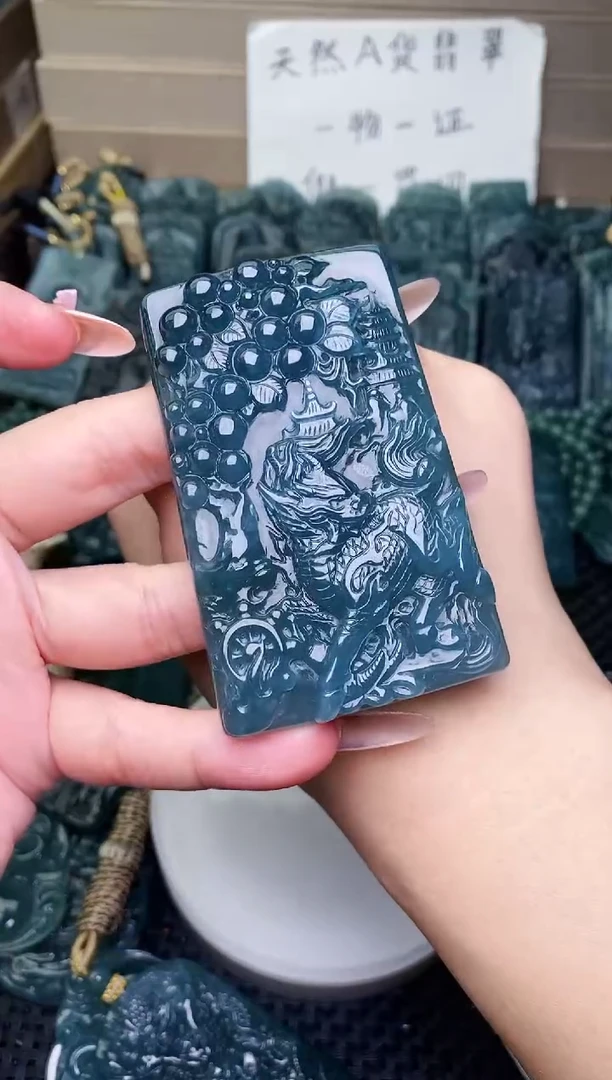 颈饰未镶嵌翡翠