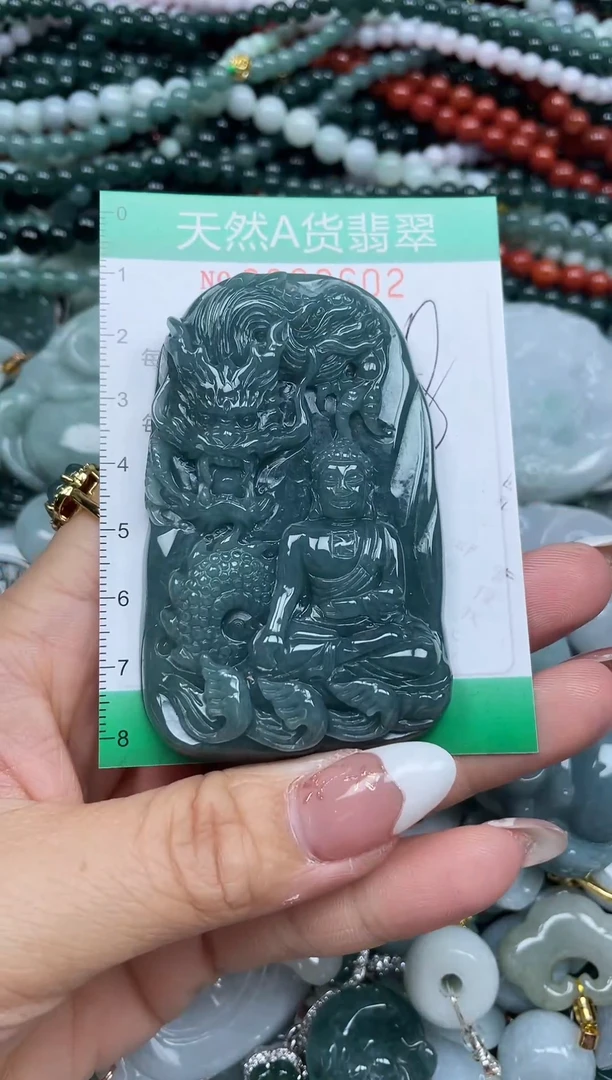 颈饰未镶嵌翡翠打****。翡翠