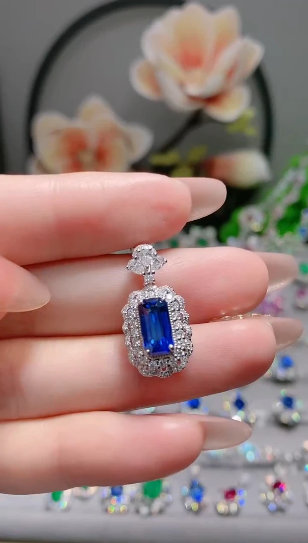 18K金吊坠蓝宝石18K金镶嵌.