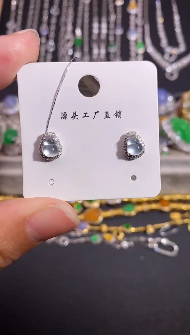 颈饰18K金镶嵌翡翠耳饰