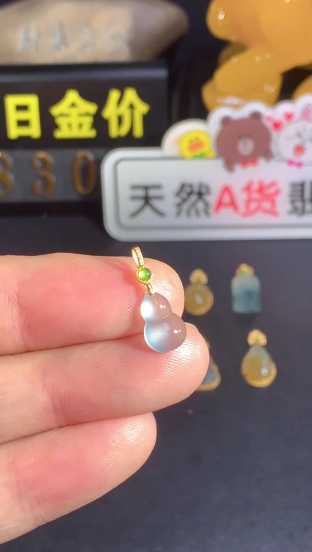 颈饰18K金镶嵌翡翠