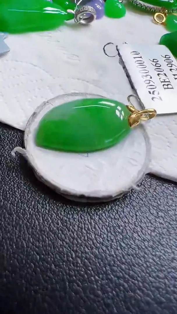 颈饰18K金镶嵌翡翠瓜