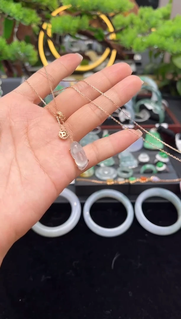 颈饰18K金镶嵌翡翠吊坠