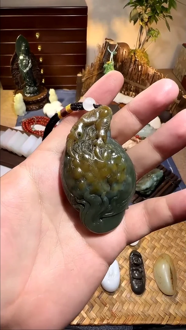 颈饰未镶嵌和田玉李**?1