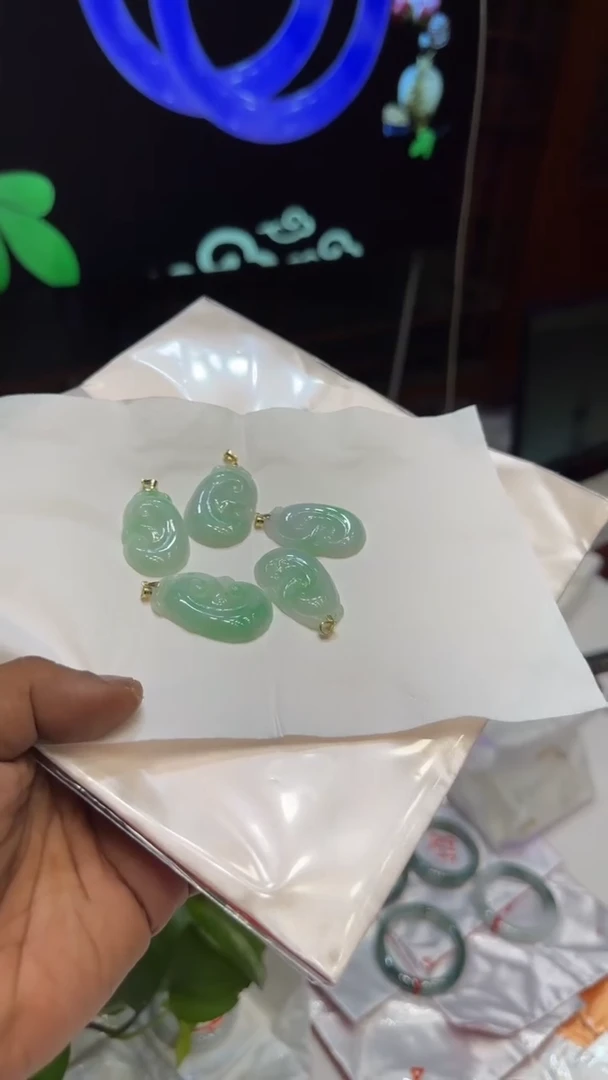 翡翠手镯未镶嵌如意挂件随机发一
