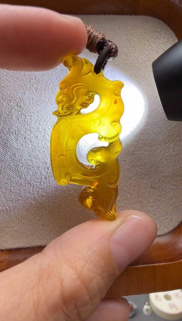未镶嵌颈饰琥珀龙形佩吊坠