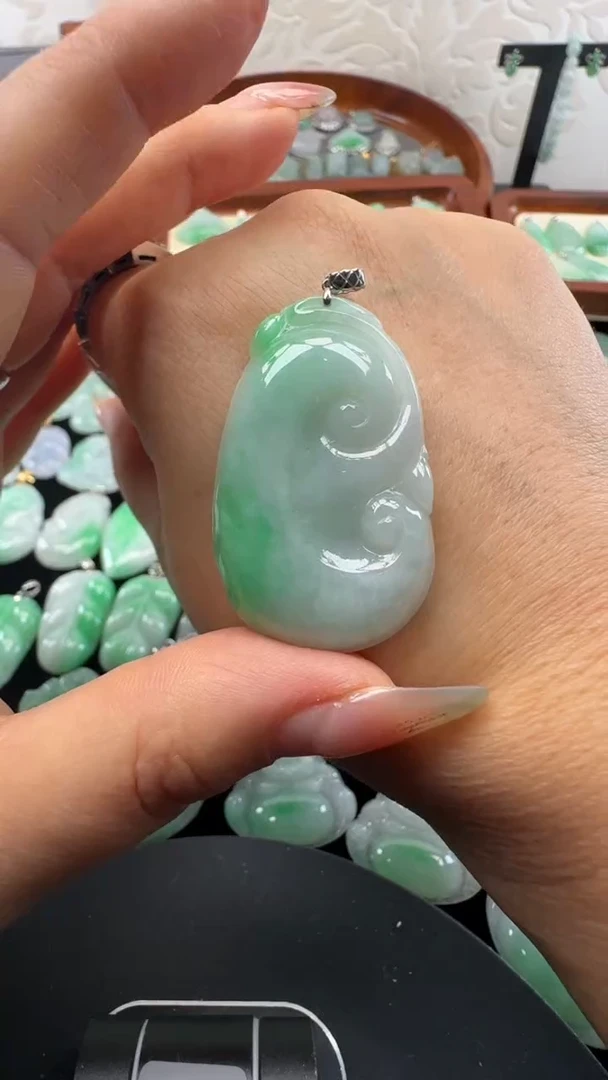 颈饰18K金镶嵌翡翠如意