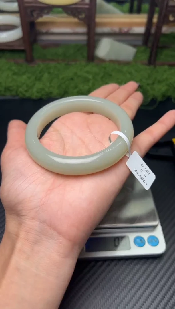 未镶嵌手镯和田玉且末微色差近矿60