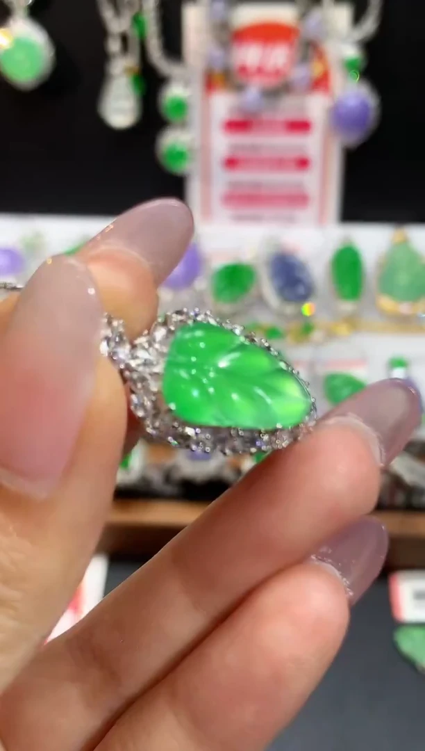 吊坠(不含链)18K金镶嵌翡翠多样性发其一