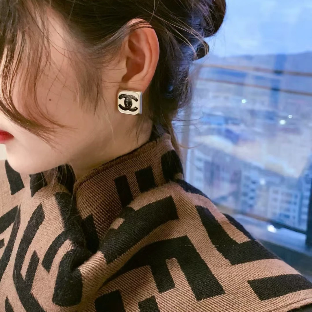 95新 Chanel/香奈儿 【活动黑黑】 合金 22P 双C 镂空 方块耳钉