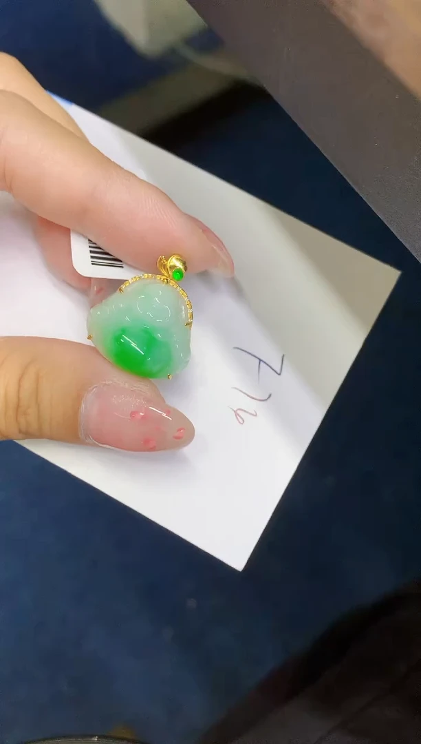 翡翠18K金镶嵌颈饰缅甸天然翡翠A货