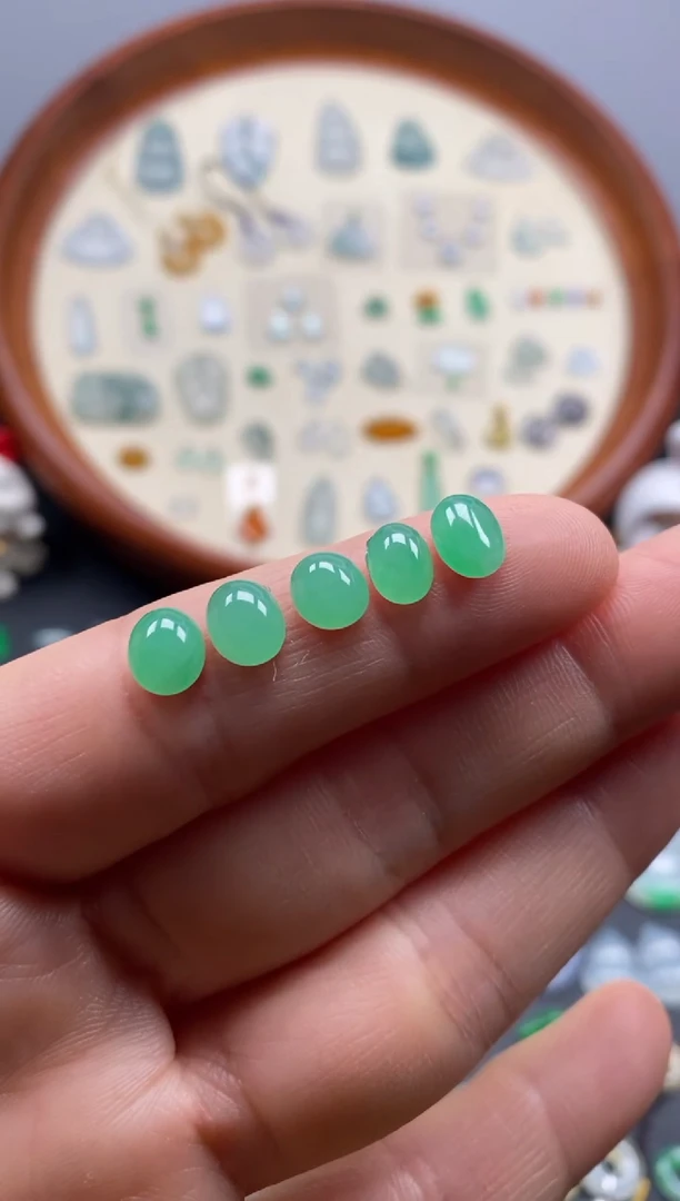 颈饰未镶嵌翡翠5颗果緑蛋面/芬