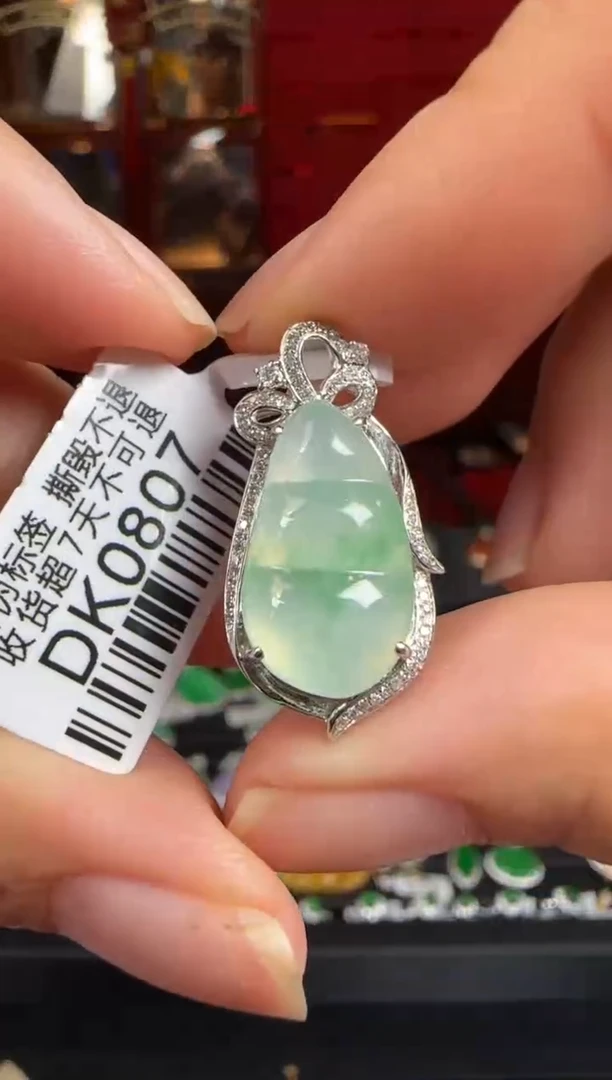 翡翠18K金镶嵌颈饰DK0807冰绿豆豆