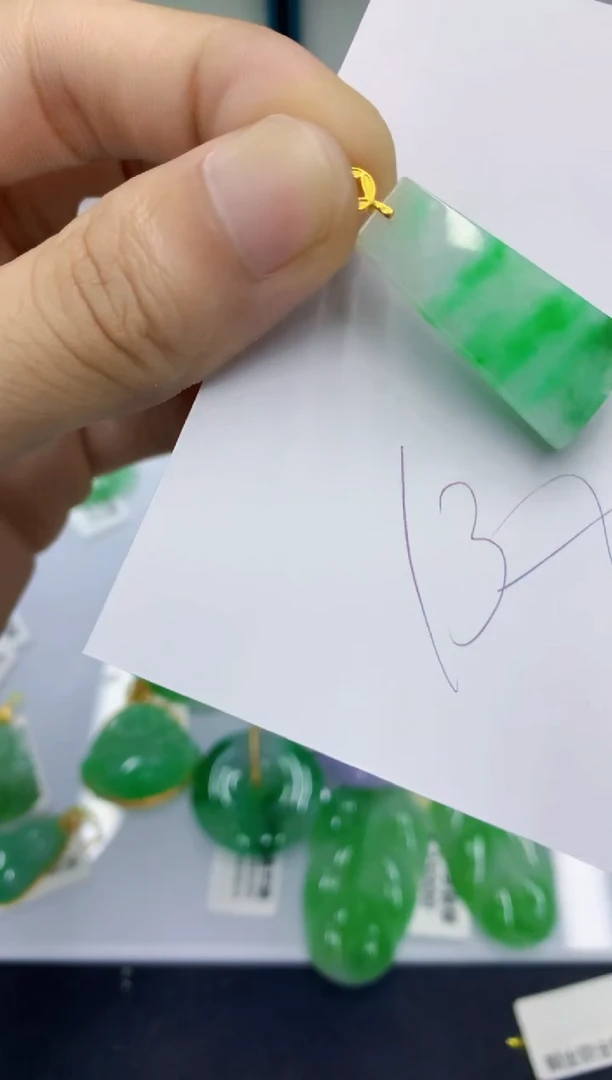 翡翠18K金镶嵌颈饰翡翠