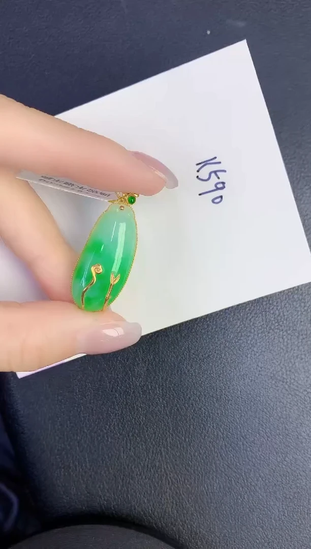 颈饰18K金镶嵌翡翠缅甸天然翡翠A货