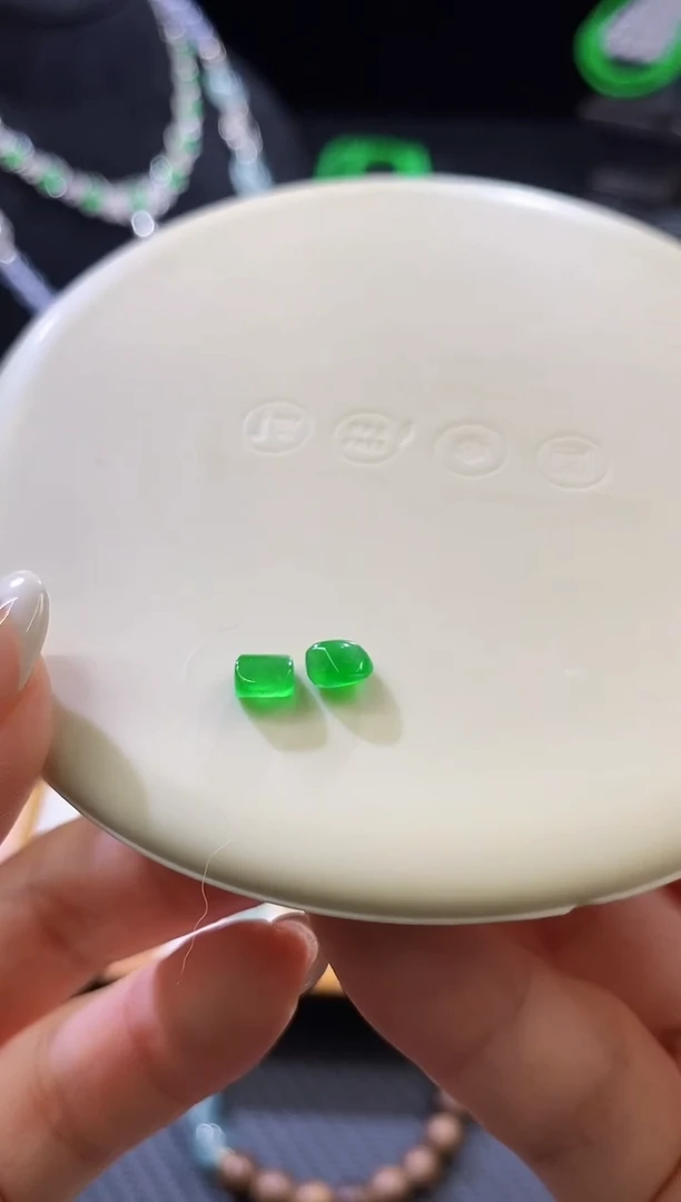 翡翠挂件未镶嵌一对