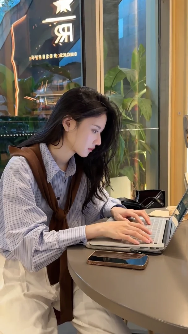 2025秋季新品法式气质通勤高级感条纹衬衫百搭披肩显瘦休闲裤套装