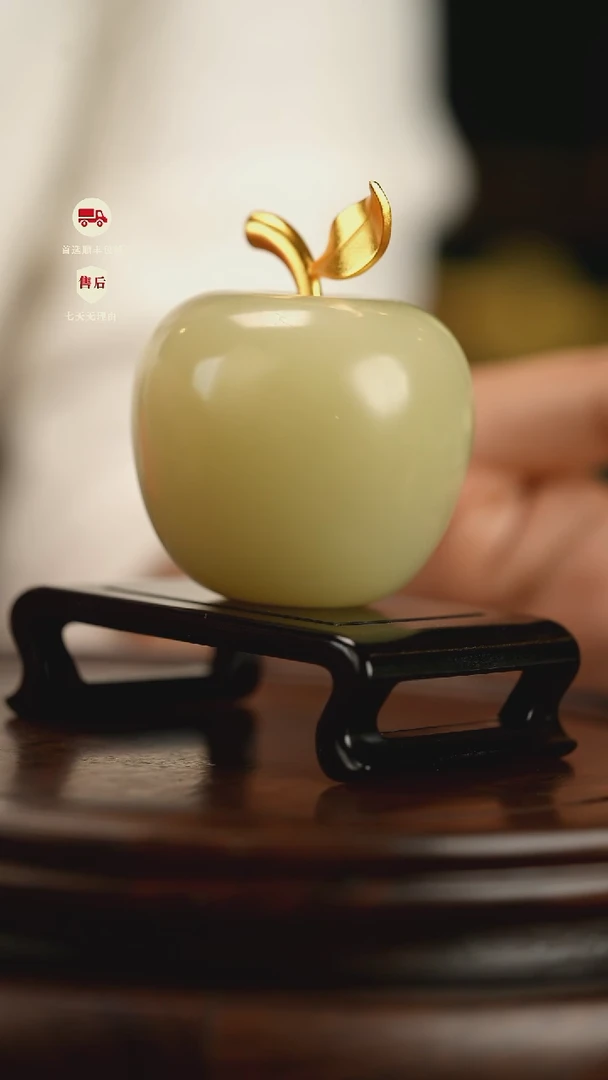 云南石竹叶青雕刻：平安果摆件
