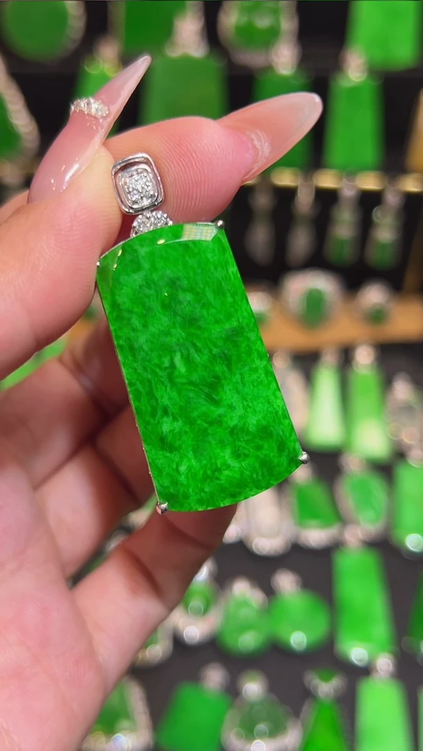 18K金镶嵌挂件翡翠吊坠